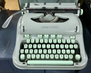 https://commons.wikimedia.org/wiki/File:Hermes_3000_portable_typewriter.jpg#Licensing